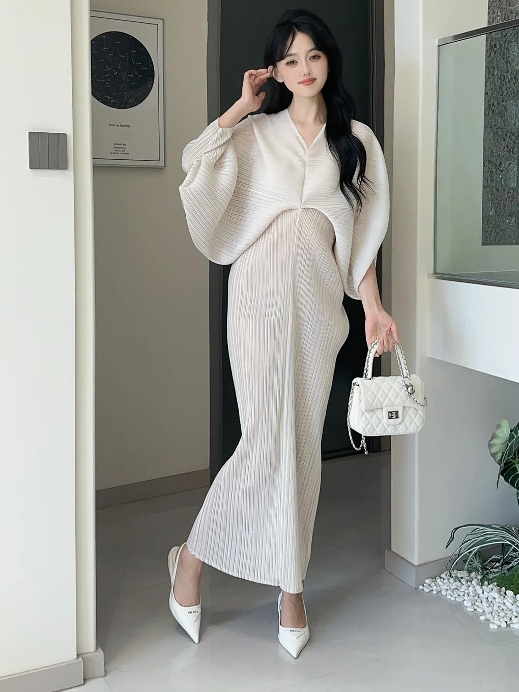 New Women's Dress - Summer Style, Elegant, Fashionable, Loose-fitting, Batwing Sleeve, V-neck, Long Pleated Dress