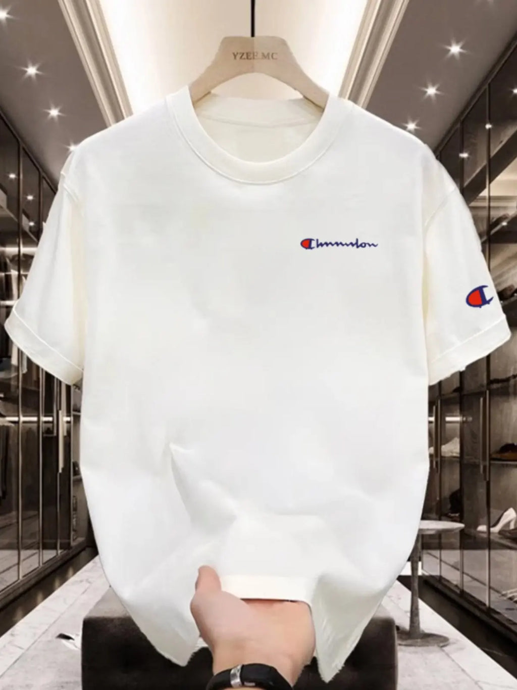 New short-sleeved T-shirt made of 100% pure cotton, suitable for both men and women. It is a summer style, loose and casual.